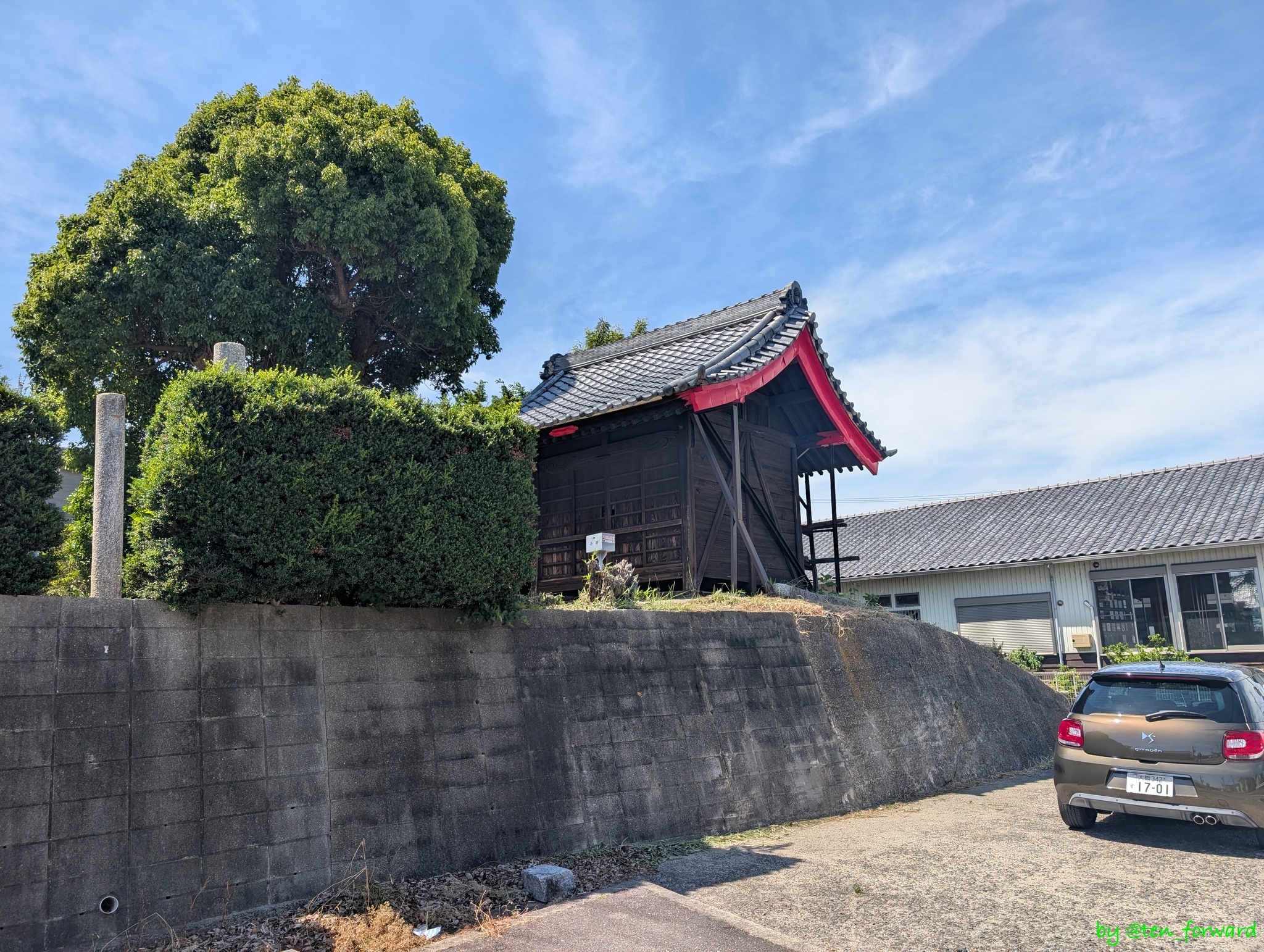 愛染古墳(東側の道路沿い)