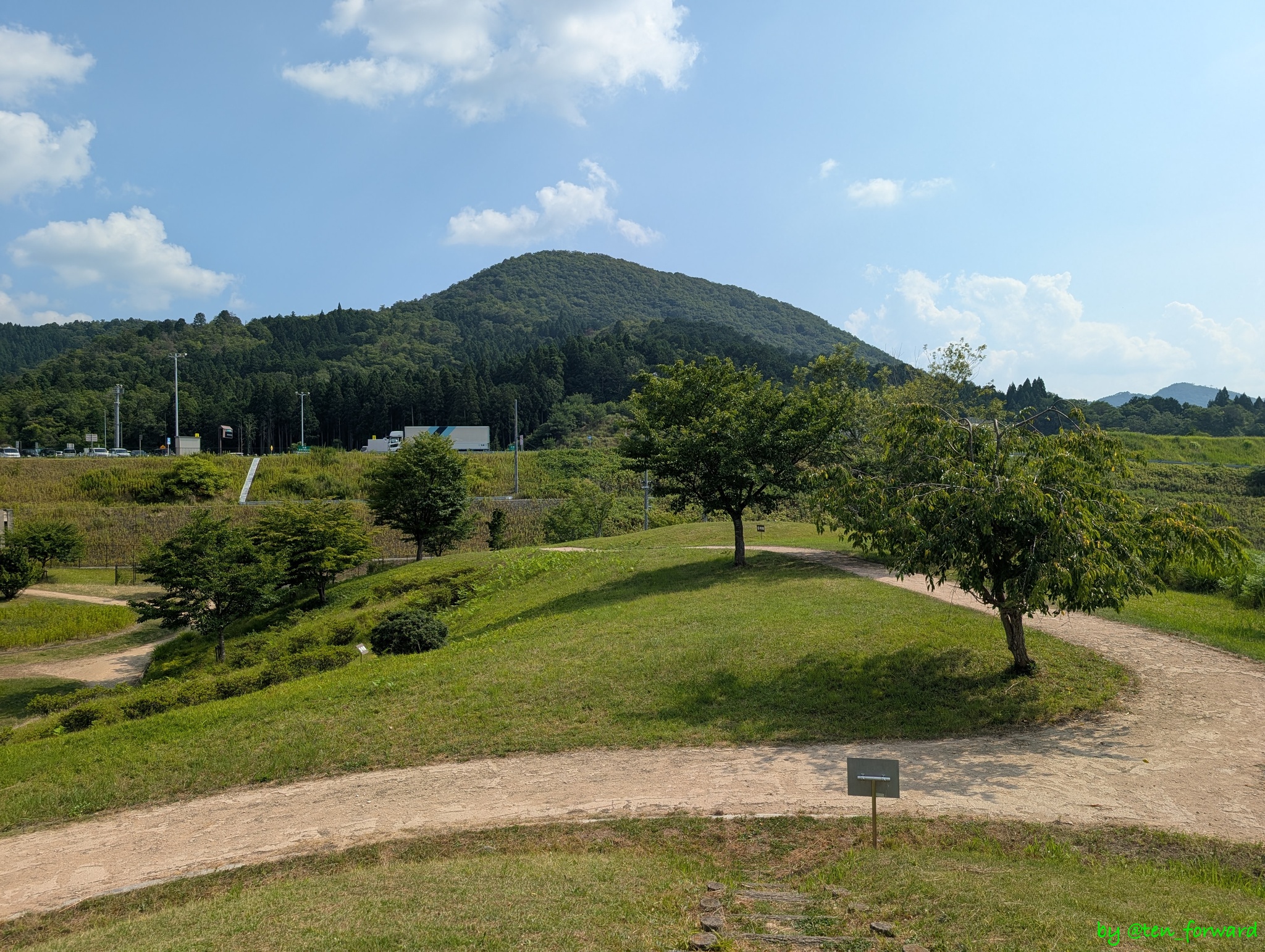 塩谷古墳群5号墳墳頂から6号墳方面