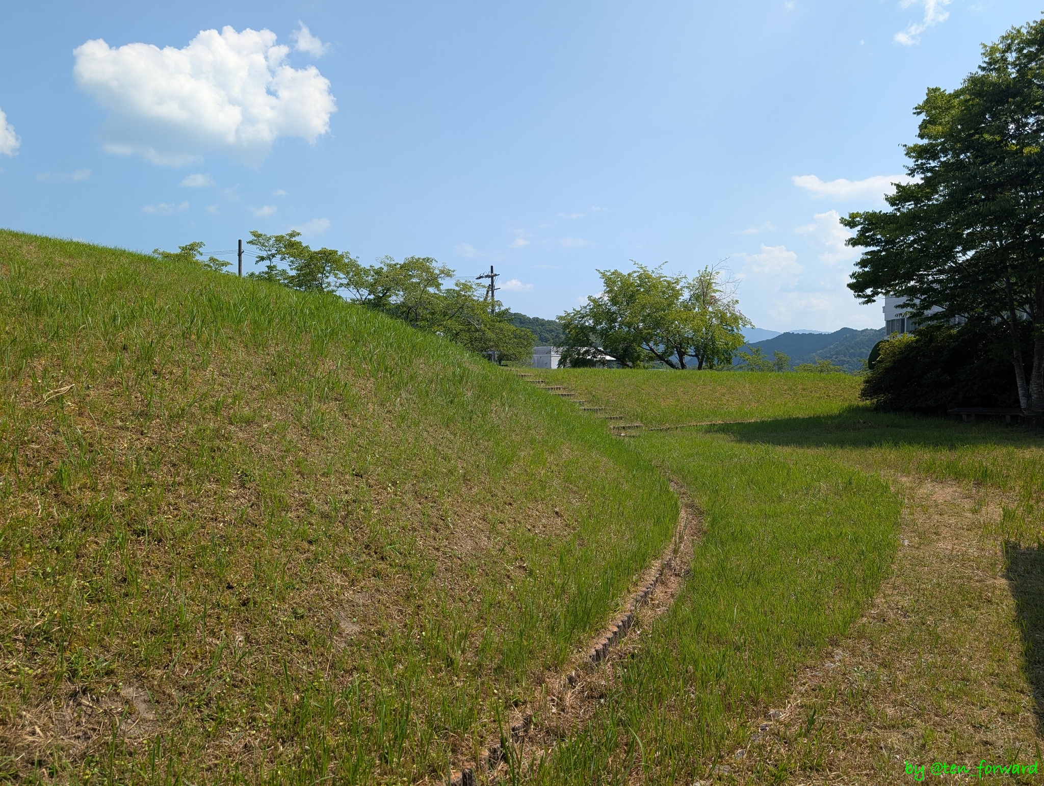 園部黒田古墳北側からくびれ部を望む